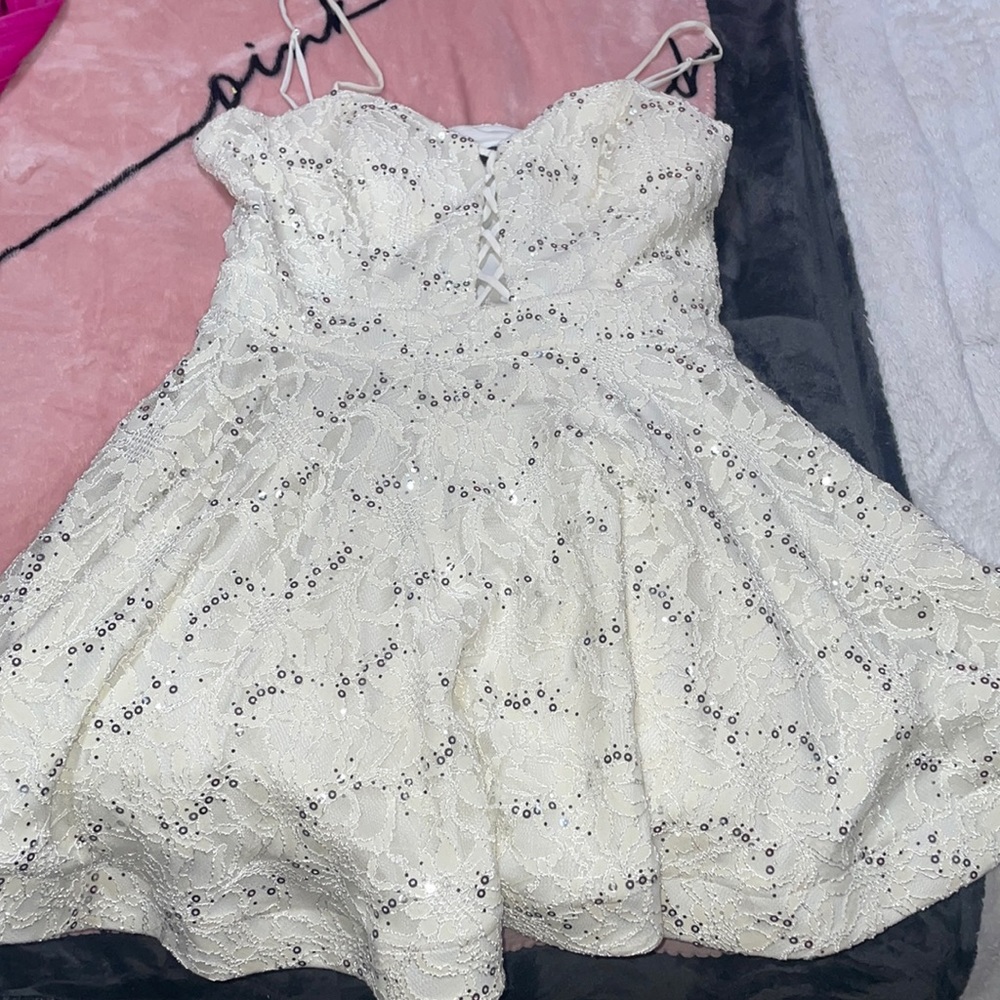 White flowy dress, used once. Size 13
